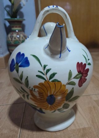 Botijo de cerámica pintado a mano