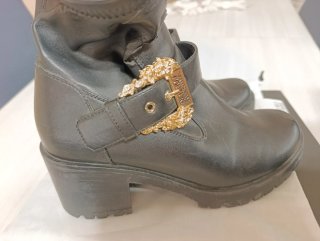 Stivaletti Versace Jeans Couture con fibbia oro