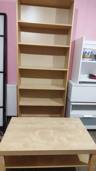 Estantería y mesa de madera beige