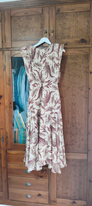 Traje de evento estampado paisley