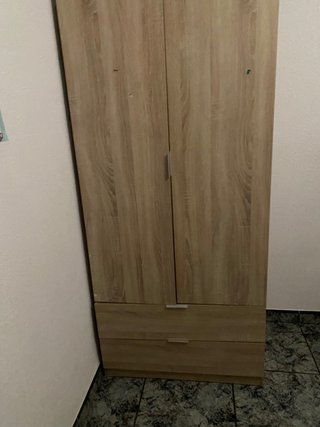 Armario de madera con cajones