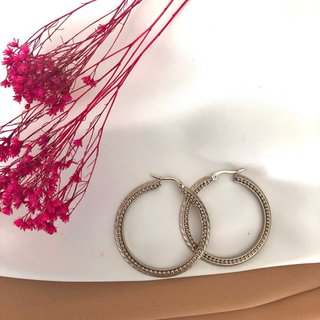 Pendientes de acero plateados