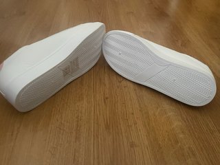 Deportivas blancas con mariposas rosas