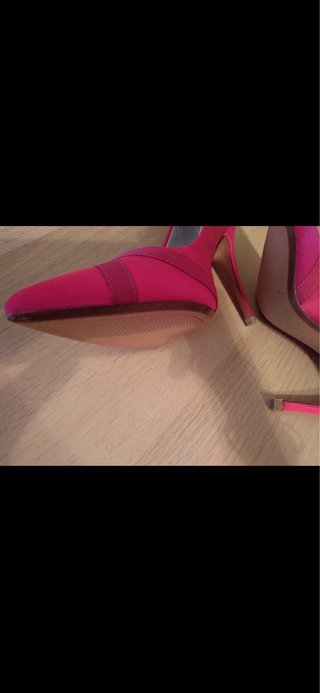 Zapatos de tacón rosa fucsia