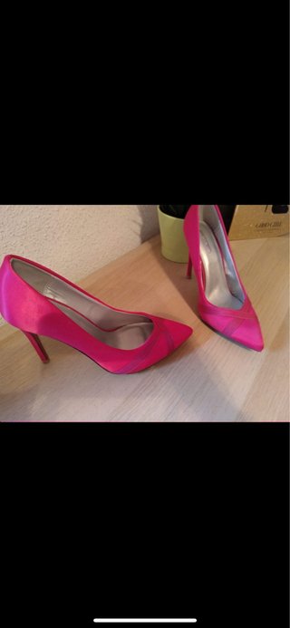 Zapatos de tacón rosa fucsia