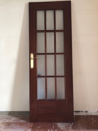 Puerta de madera con cristal