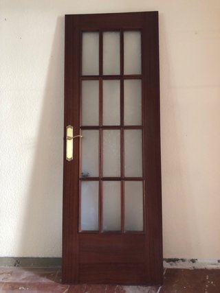 Puerta de madera con cristal