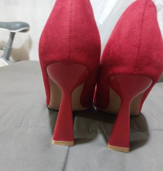 Zapatos de tacón rojos