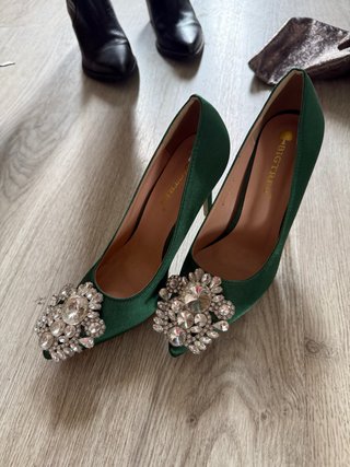 Zapatos de tacón verdes con pedrería