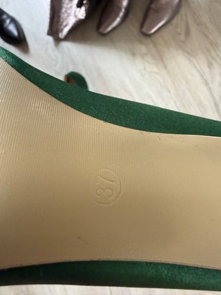 Zapatos de tacón verdes con pedrería