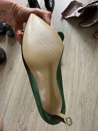 Zapatos de tacón verdes con pedrería