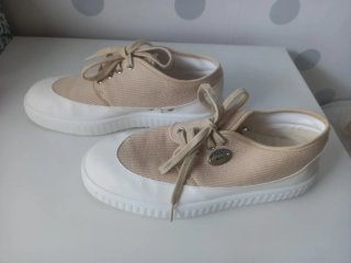 Zapatillas beige y blancas con cordones