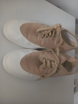 Zapatillas beige y blancas con cordones