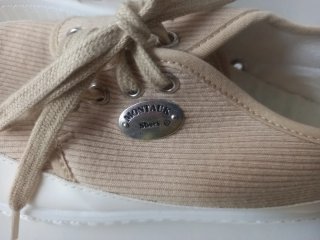 Zapatillas beige y blancas con cordones