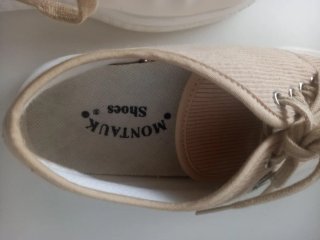 Zapatillas beige y blancas con cordones