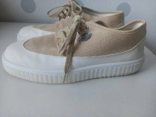Zapatillas beige y blancas con cordones