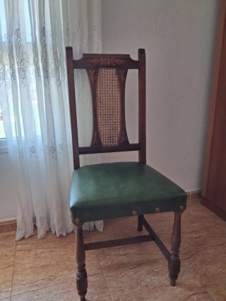 Silla de madera con asiento de piel