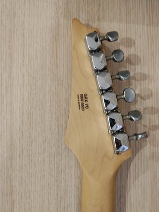 Guitarra Eléctrica Ibanez Gio GRX70 con amplificad