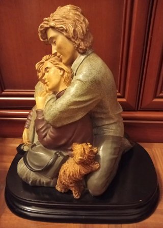 Figura pareja y perrito preciosa