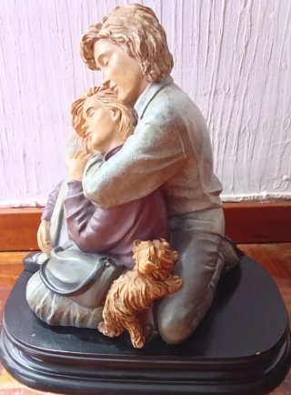 Figura pareja y perrito preciosa