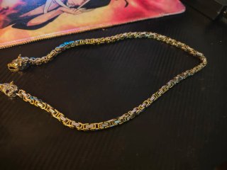 Cadena con cabezas de lobo