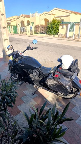 Indian Scout Sixty Negra