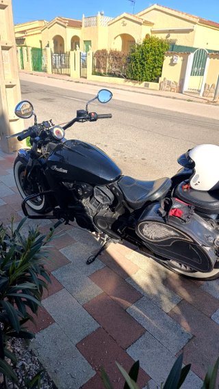 Indian Scout Sixty Negra