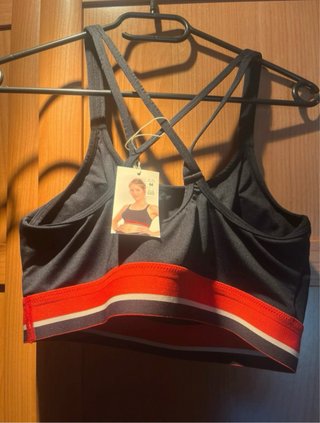 Top deportivo negro con detalles rojos