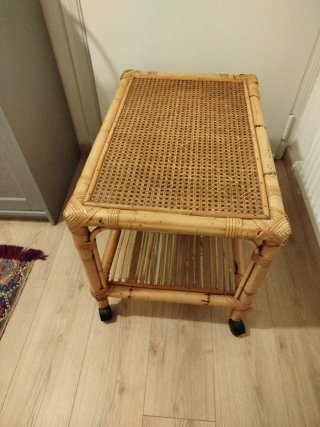 Mesa auxiliar de bambú con ruedas