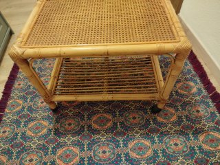 Mesa auxiliar de bambú con ruedas