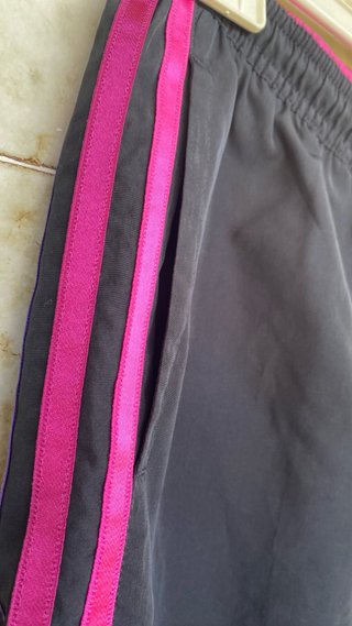 Pantalón Adidas negro y rosa