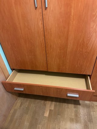 Armario de madera con tres puertas