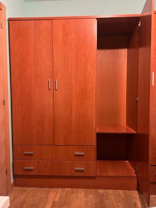 Armario de madera con tres puertas