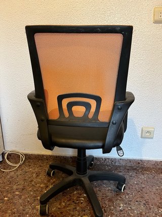 Silla de oficina giratoria naranja y negra