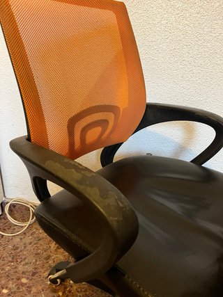Silla de oficina giratoria naranja y negra