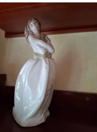 Figura de porcelana mujer. Resto tienda.