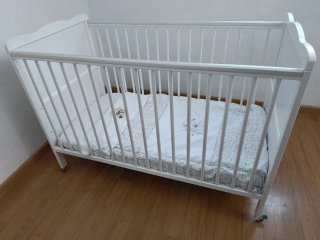 Cuna de madera blanca para bebé