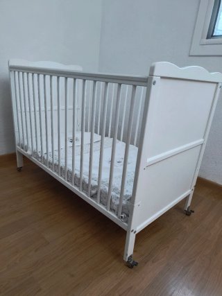 Cuna de madera blanca para bebé