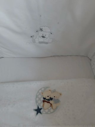 Cuna de madera blanca para bebé