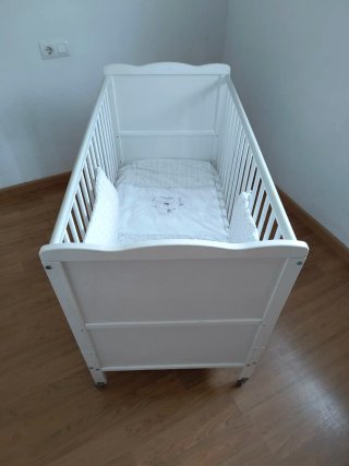 Cuna de madera blanca para bebé