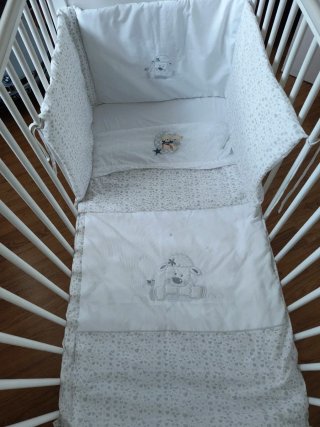 Cuna de madera blanca para bebé