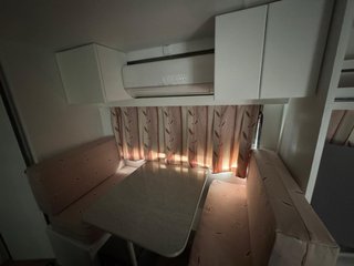 Caravana con comedor y aire acondicionado