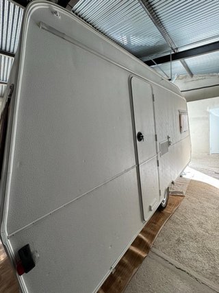 Caravana con comedor y aire acondicionado
