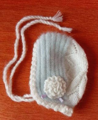Gorrito bebé tejido a mano