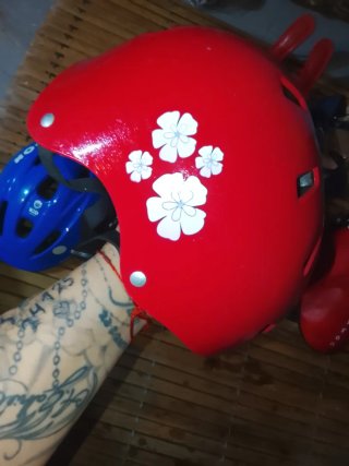 Casco rojo con flores blancas