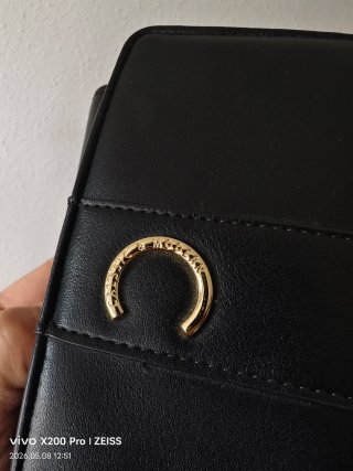 Cartera Negra con Detalle Dorado