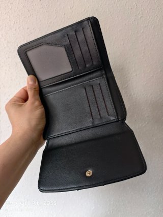 Cartera Negra con Detalle Dorado