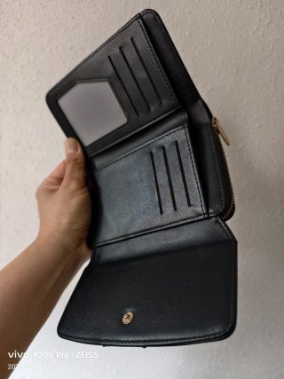 Cartera Negra con Detalle Dorado