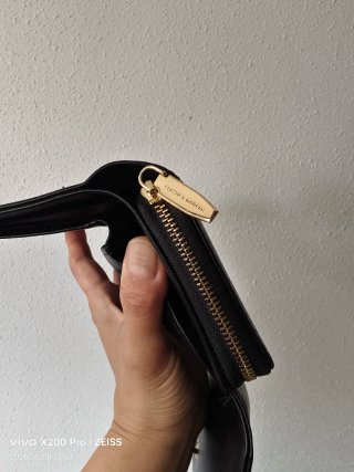 Cartera Negra con Detalle Dorado