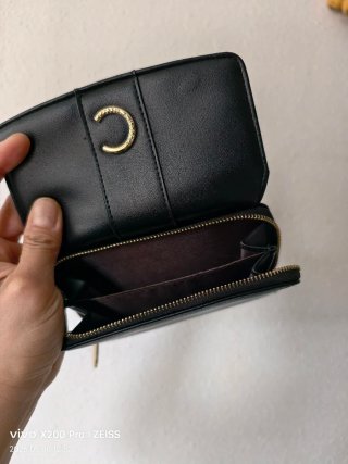 Cartera Negra con Detalle Dorado